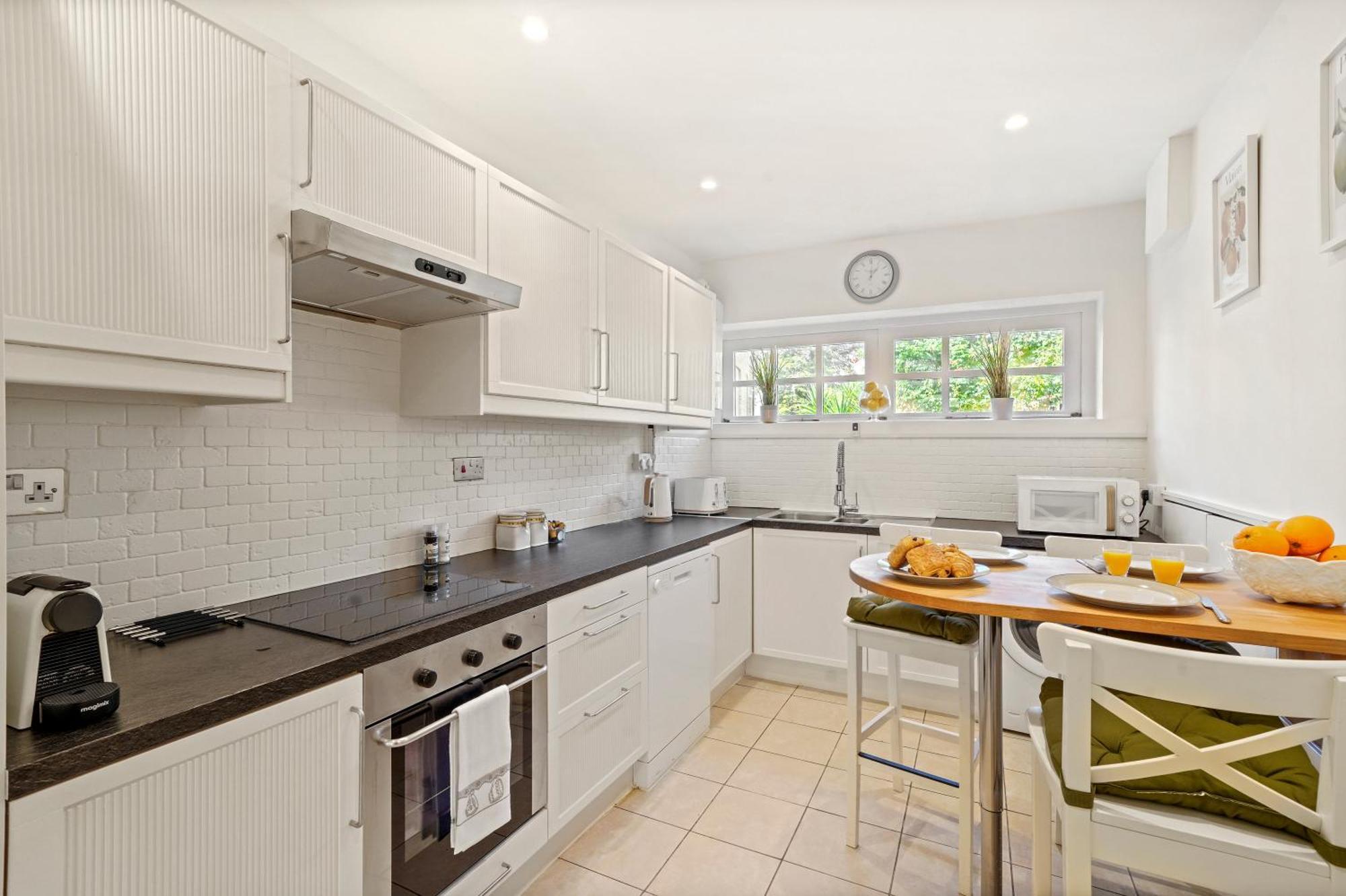 3 Bedroom Mews Home - Clapham Common - Free Private Parking - Sleeps 5 - Newly Refurbished - Sweetpea & Pillow Properties Londres Exterior foto